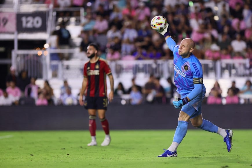 Nov 9, 2024; Fort Lauderdale, Florida, USA; Atlanta United FC goalkeeper Brad Guzan (1) plays the ball in the second half against the Inter Miami FC in a 2024 MLS Cup Playoffs Round One match at Chase Stadium. Mandatory Credit: Sam Navarro-Imagn Images