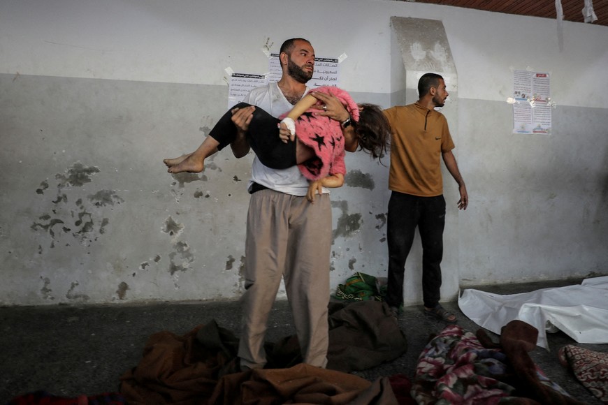 SENSITIVE MATERIAL. THIS IMAGE MAY OFFEND OR DISTURB A man carries the dead body of a Palestinian girl killed in an Israeli strike on a house in Jabalia, at Al-Ahli hospital in Gaza City November 10, 2024. REUTERS/Dawoud Abu Alkas
     TPX IMAGES OF THE DAY