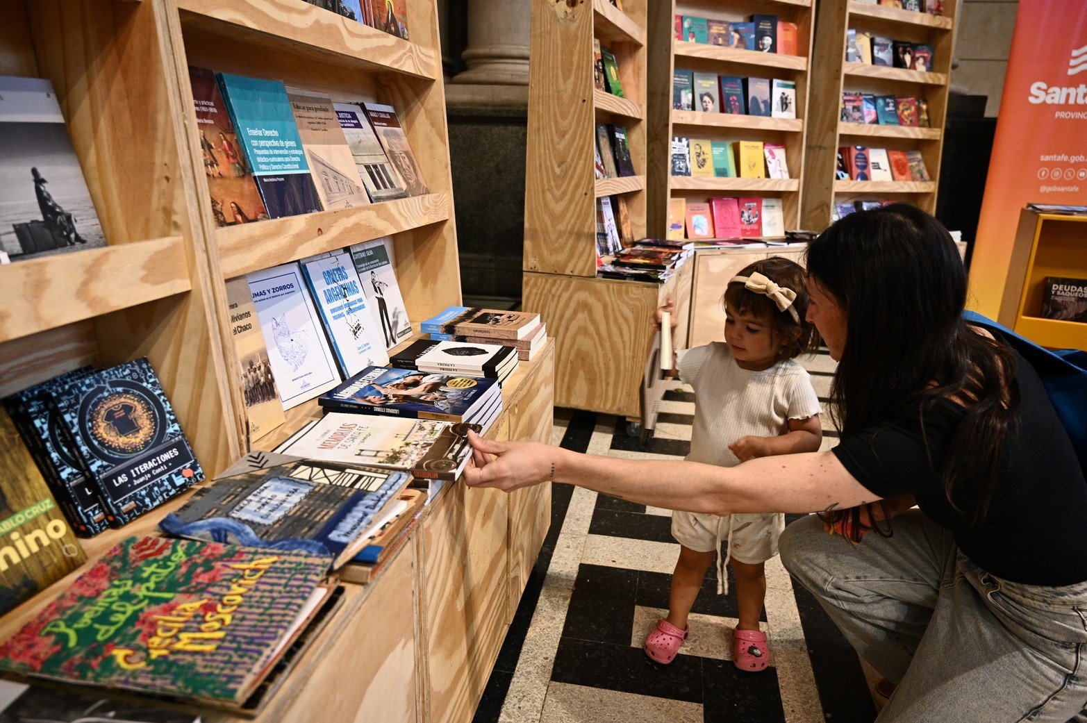 XXX edición. De la lectura al encuentro, la Feria del Libro arrancó el miércoles 6 y termina mañana domingo. La Estación Belgrano se dispone para el encuentro literario más importante de la región, con presentaciones, conferencias y una programación imperdible. Hoy, de 16 a 23, y mañana, de 16 a 22.
