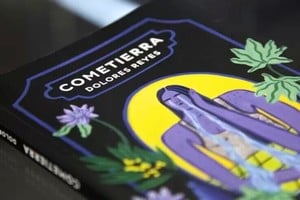 Cometierra es el libro del programa "Identidades bonaerenses" que más polémica suscitó por la descripción de una escena de sexo gay entre adolescentes.