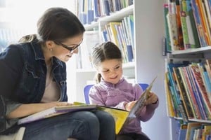 El hecho de que los padres fomenten la lectura en los hogares es fundamental para contribuir a que sus hijos alcancen mejor comprensión lectora. Agencia