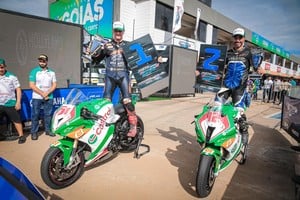 Con el número uno, el rafaelino Donatti festeja la gran victoria conseguida en el campeonato brasileño de motociclismo.