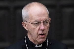 Justin Welby, líder de la Iglesia anglicana, presentó su renuncia luego de las crecientes críticas y presiones del gobierno británico.