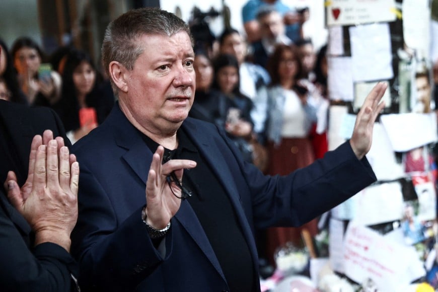 Geoff Payne, father of former One Direction band member Liam Payne, waves to people outside the hotel where Liam Payne was found dead after he fell from a third-floor hotel room balcony, in Buenos Aires, Argentina October 18, 2024. REUTERS/Tomas Cuesta