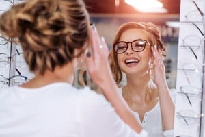 El estilo adecuado de lentes puede resaltar tus mejores rasgos y mejorar tu comodidad.