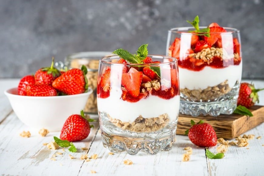 Yogur griego con frutos rojos. Un snack rico en proteínas y antioxidantes.