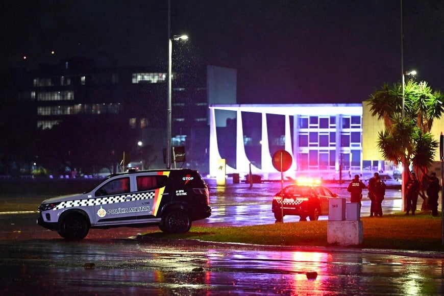 Police vehicles are seen in front of the Brazilian Supreme Court after explosions in the Three Powers Square in Brasilia, Brazil November 13, 2024. REUTERS/Tom Molina