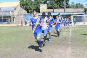 A disfrutar del juego. Serán cuatro días de fútbol. En Ciclón Racing y Guadalupe. Foto: Flavio Raina.