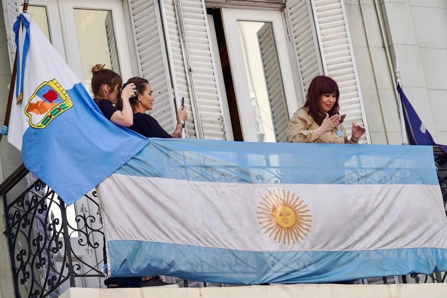 Cristina saludó a militantes que se reunieron frente al Instituto Patria./Foto: NA