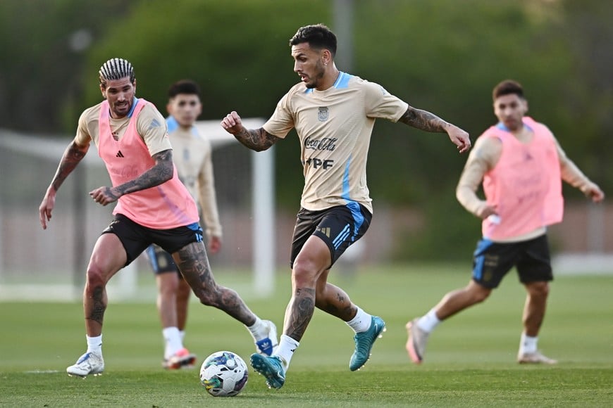 Soccer Football - World Cup - South American Qualifiers - Argentina Training - Lionel Andres Messi Training Ground, Buenos Aires, Argentina - November 12, 2024
Argentina's Leandro Paredes and Rodrigo de Paul during training REUTERS/Pedro Lazaro Fernandez