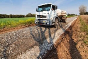 El alteo, cuneteado y aplicación de ripio tiene en el entorno de la ciudad ya un cumplimiento del 50 por ciento total de la obra.