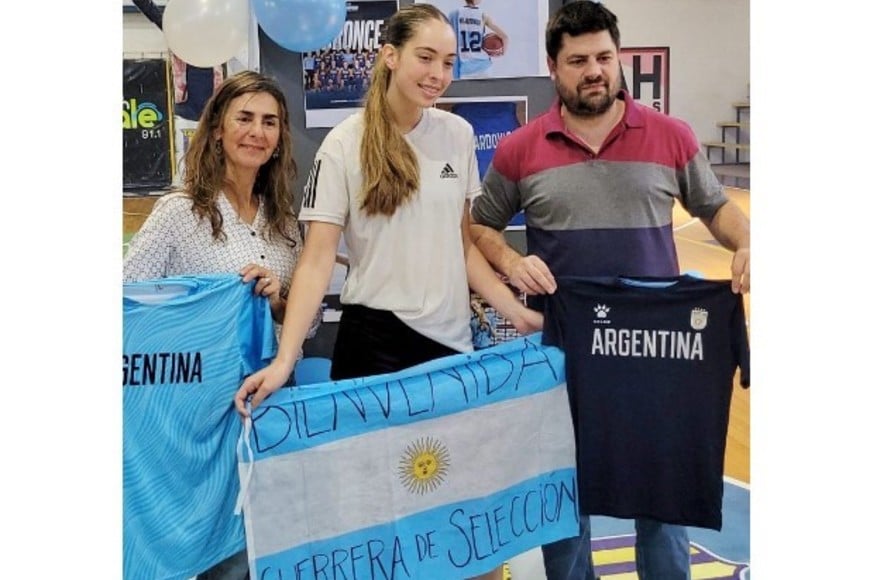 Meli con la Directora de Deportes, Marcela Traverso y el presidente del club Matías Carpignano. Cobertura y fotos: Radio Jota