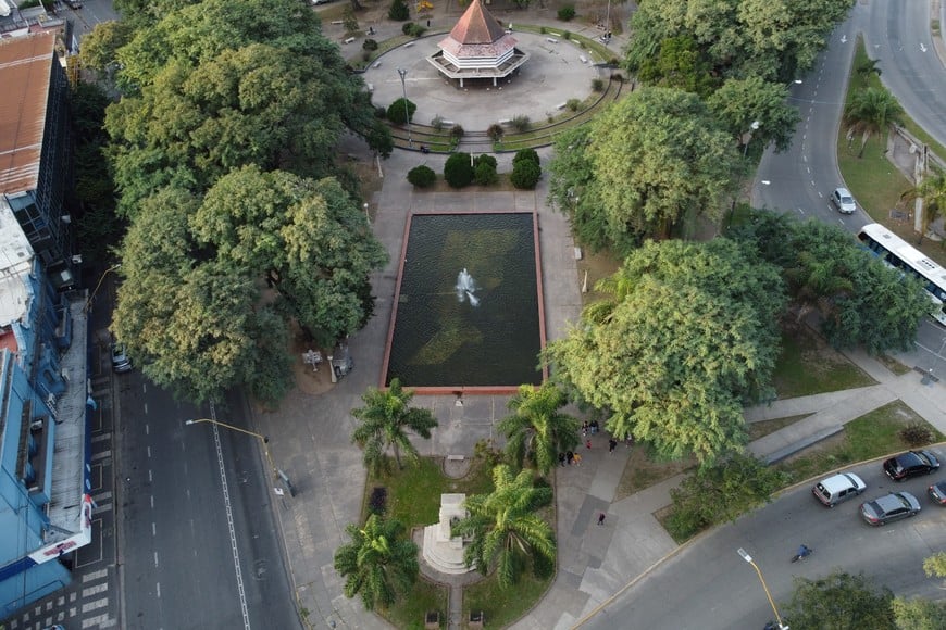 Así se ve de día el icónico Palomar, en la Plaza Colón. De noche, la cosa cambia.