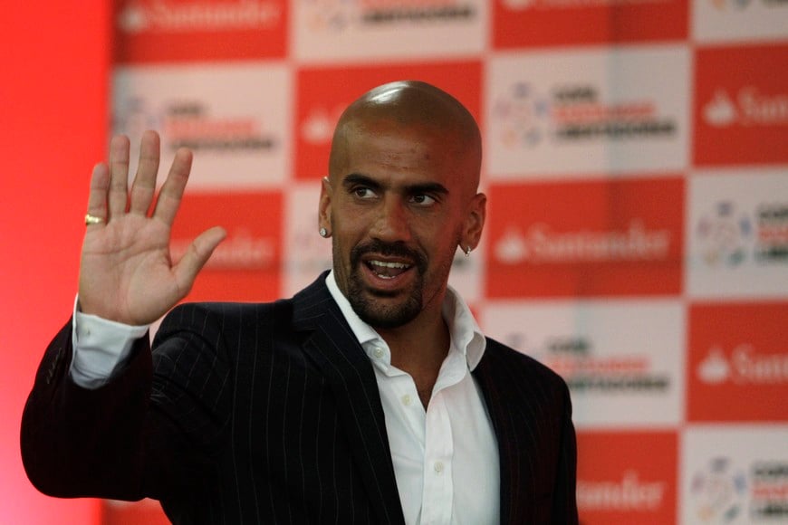 Juan Sebastian Veron of Estudiantes de la Plata of Argentina arrives at a ceremony at the headquarters of the South American Soccer Confederation (CONMEBOL) in Luque November 24, 2010. REUTERS/Jorge Adorno (PARAGUAY - Tags: SPORT SOCCER) luque paraguay juan sebastian veron ceremonia en los cuarteles CONMEBOL futbol futbolistas de estudiantes de la plata