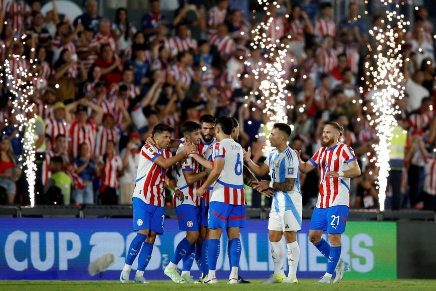 Soccer Football - World Cup - South American Qualifiers - Paraguay v Argentina - Estadio Defensores del Chaco, Asuncion, Paraguay - November 14, 2024
Paraguay players celebrate after winning the match REUTERS/Cesar Olmedo