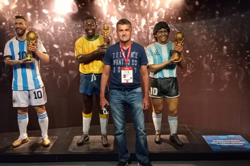 El Litoral en el museo de la Conmebol con las tres máximas figuras que ha dado el fútbol sudamericano: Messi, Pelé y Maradona.