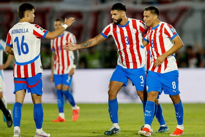 Soccer Football - World Cup - South American Qualifiers - Paraguay v Argentina - Estadio Defensores del Chaco, Asuncion, Paraguay - November 14, 2024
Paraguay's Omar Alderete celebrates scoring their second goal with Diego Gomez and Damian Bobadilla REUTERS/Cesar Olmedo