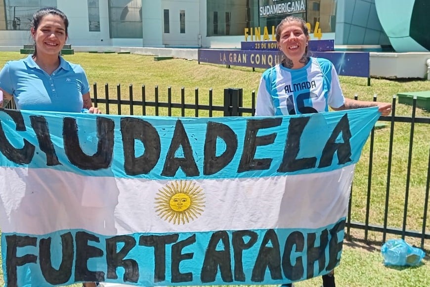 Algunos pocos argentinos se llegaron hasta el fastuoso hotel Bourbon, que forma parte del complejo de la Conmebol en Luque y donde concentró la selección campeona del mundo.