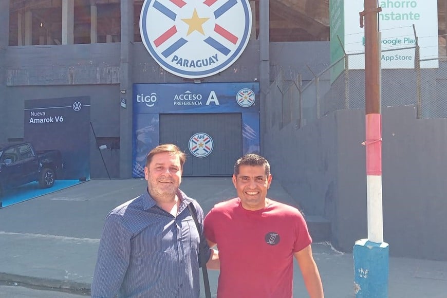 Guillermo Sabena y Julio Lamela, dos santafesinos que viajaron para ver a la selección. El primero es hincha de Unión y hoy máximo referente de la agrupación Más Unión; su amigo y socio, es fanático de Colón.