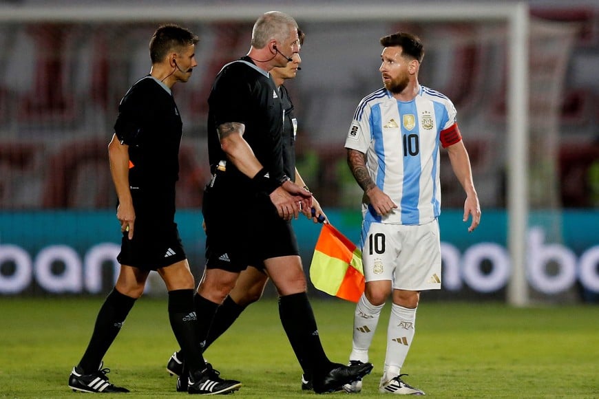 Soccer Football - World Cup - South American Qualifiers - Paraguay v Argentina - Estadio Defensores del Chaco, Asuncion, Paraguay - November 14, 2024
Argentina's Lionel Messi talks to referee Anderson Daronco REUTERS/Cesar Olmedo