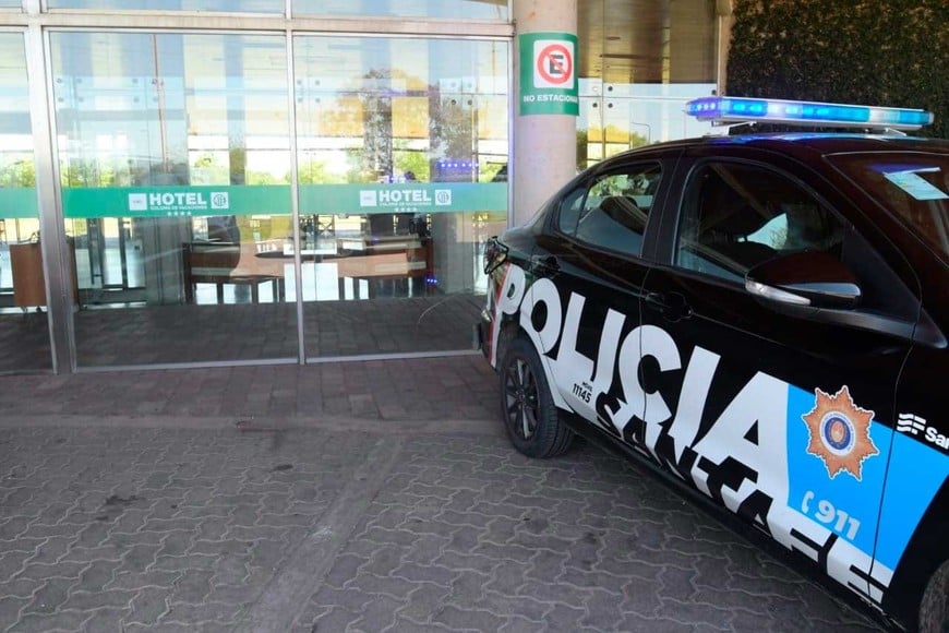 La policía se encontraba en el lugar investigando lo sucedido. Foto: Guillermo Di Salvatore