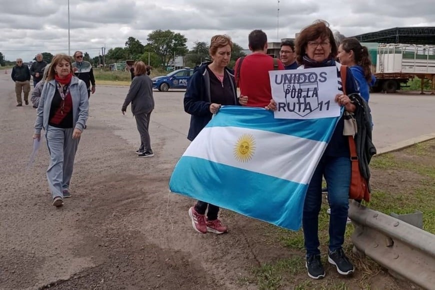 El estado de la ruta 11 fue objeto de reclamo por los usuarios, e incluso fallos judiciales. El gobierno nacional la cedería a la provincia, para que se ocupe de repararla, pero además pone otras condiciones. Crédito: Archivo El Litoral.