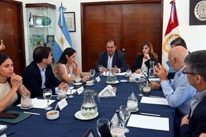 Las autoridades del Ejecutivo y del Legislativo local, reunidas en la sala de Intendencia. Fue durante la presentación del cálculo de gastos y recursos para el año entrante.