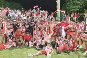 Festejos en rojo y blanco. El plantel de Colón SJ y parte de sus hinchas. La fiesta siguió por las calles de San Justo y el cierre fue en la sede del club. Gentileza: CSJ.