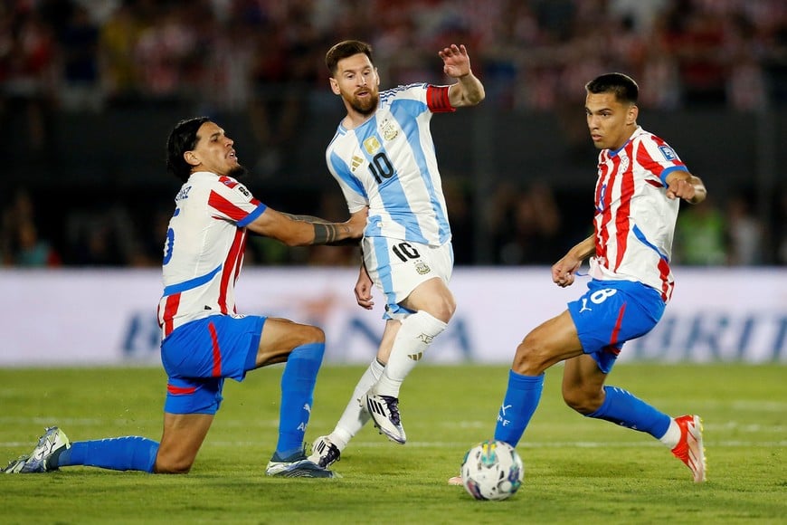 Soccer Football - World Cup - South American Qualifiers - Paraguay v Argentina - Estadio Defensores del Chaco, Asuncion, Paraguay - November 14, 2024
Argentina's Lionel Messi in action with Paraguay's Gustavo Gomez and Diego Gomez REUTERS/Cesar Olmedo