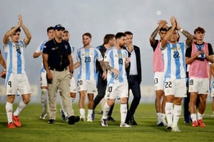 Soccer Football - World Cup - South American Qualifiers - Paraguay v Argentina - Estadio Defensores del Chaco, Asuncion, Paraguay - November 14, 2024
Argentina players look dejected as they applaud fans after the match REUTERS/Cesar Olmedo