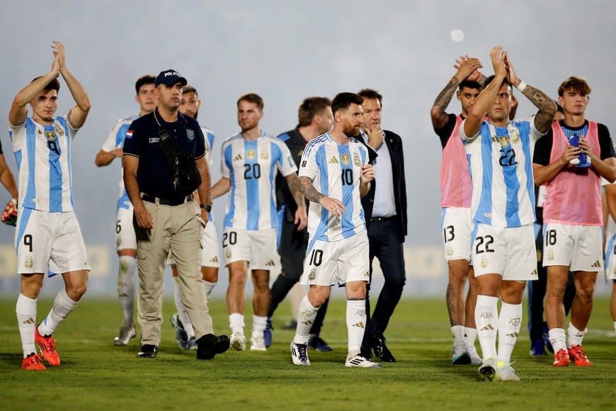 Soccer Football - World Cup - South American Qualifiers - Paraguay v Argentina - Estadio Defensores del Chaco, Asuncion, Paraguay - November 14, 2024
Argentina players look dejected as they applaud fans after the match REUTERS/Cesar Olmedo