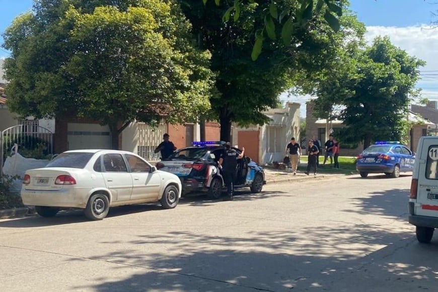 La policía científica trabajando minutos después del ataque el viernes 8.