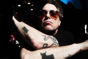 Andrés expresa su amor por Santa Fe sin vueltas: “Me encantan los litorales, el río, el pescado, la grande música de la mesopotamia. Que me adopten”. Foto: Gentileza Prensa Andrés Calamaro