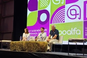 En el auditorio principal se llevaban a cabo las jornadas de alfalfa con un amplio programa que en su primera jornada abordó mejoramiento genético en semillas, riego, fertilidad, alfalfa en sistemas silvopastoriles, propiedades físicas del suelo.