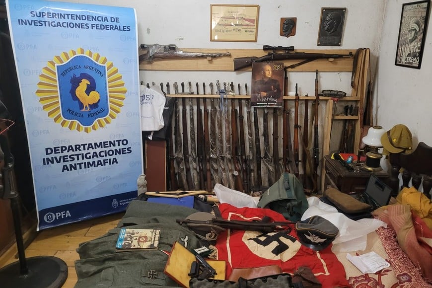 Hallaron decenas de fusiles, bayonetas y artículos del nazismo. Foto: PFA