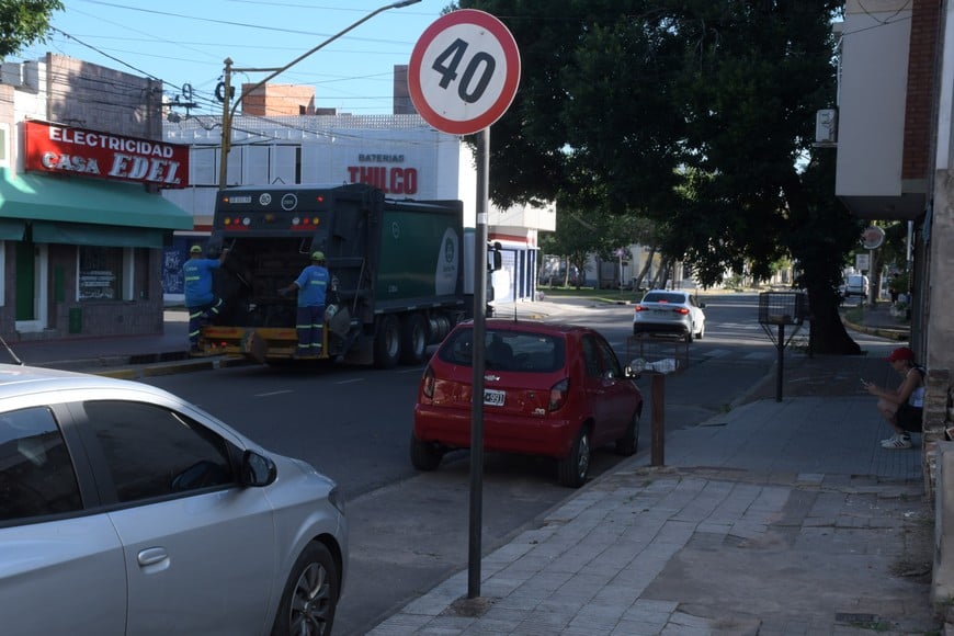 Un cartel indicador de velocidad, descalzado y casi por caerse.