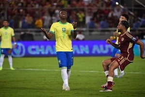 Vinicius se lamenta por el penal fallado ante Venezuela.  @CONMEBOL