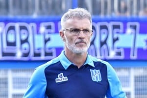 Le ganó las dos veces. Alfredo Grelak, el día que dirigió contra Colón en la Isla Maciel. Luego, pisaría como DT de San Telmo el Cementerio de Elefantes: en ambas ocasiones, el ex jugador de Quilmes descubrió la fórmula para ganarle al Sabalero.