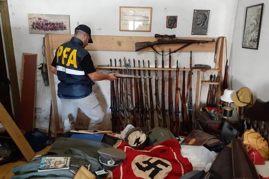 Hallaron decenas de fusiles, bayonetas y artículos del nazismo. Foto: PFA