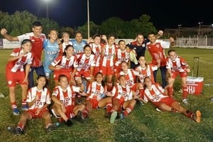 El plantel campeón. Unión festejó la obtención del torneo Clausura 2024. Gentileza: Gisela Pascualón.