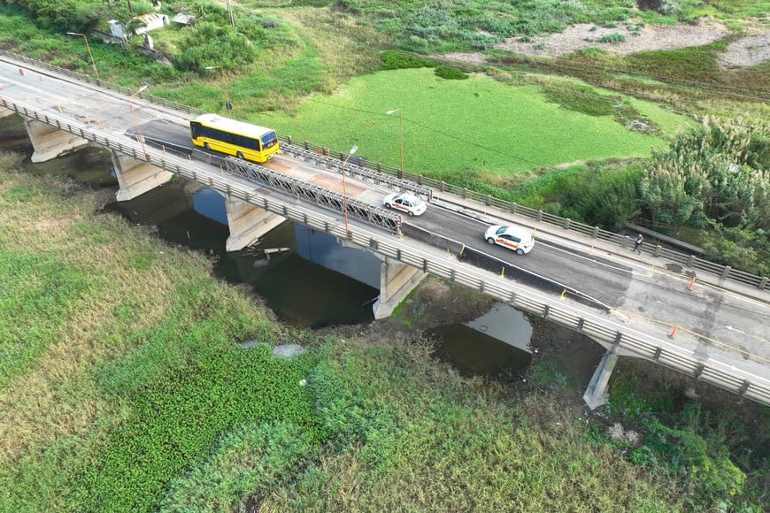 Instalar un puente Bailey permitió la circulación de un acotado número de vehículos, como colectivos, servicios de emergencias y motociclistas. Foto: Fernando Nicola