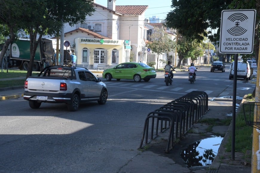 La señal que indica que la velocidad está controlada por radar, en una esquina de Marcial Candioti.