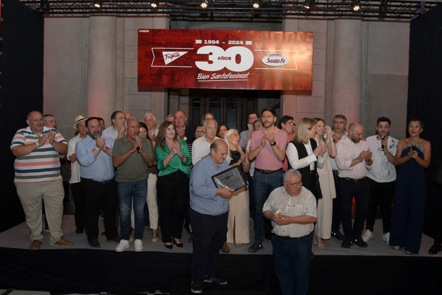 Carlos Fertonani junto a los principales invitados al momento de cortar la torta de los 30 años. Crédito: Manuel Fabatía