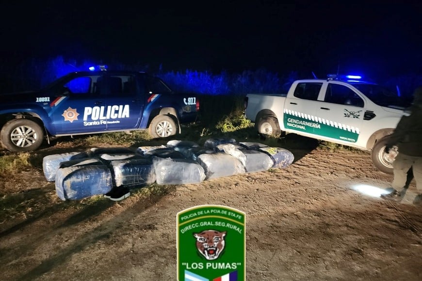 Las patrullas de Los Pumas, junto a lo secuestrado en zona rural de Totoras, tras los disparos.