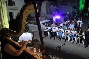 Un concierto inolvidable de arpa a cargo de Marcela Méndez se llevó a cabo en el Cementerio Municipal. Crédito: Gentileza.