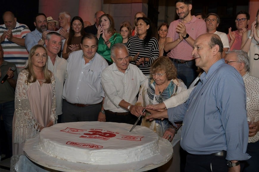 Carlos Fertonani junto a los principales invitados al momento de cortar la torta de los 30 años. Crédito: Manuel Fabatía