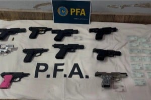 La PFA, en conjunto con la ANMaC, contretaron la detención de 8 personas y el secuestró 122 armas ilegales, en 32 allanamientos realizados en Rosario, Roldán y Villa Gobernador Gálvez. Foto: PFA