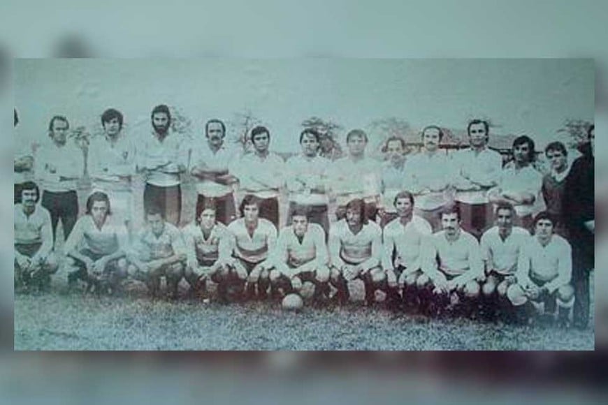 Plantel de CRAI que disputó el primer partido oficial en su nueva cancha en 1976.