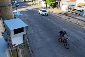 El radar que monitorea las velocidades en calle Marcial Candioti.