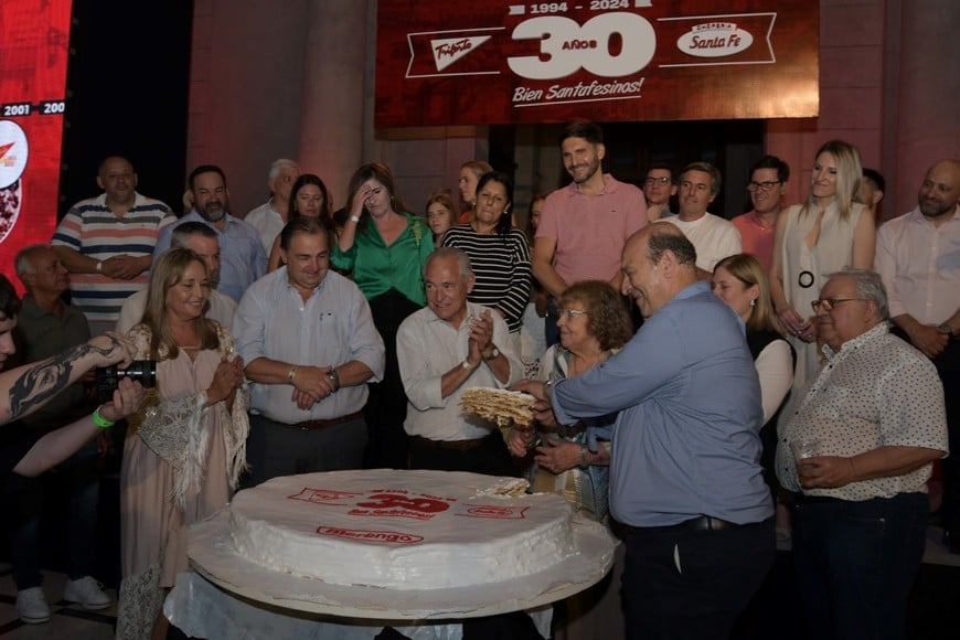 Carlos Fertonani junto a los principales invitados al momento de cortar la torta de los 30 años. Crédito: Manuel Fabatía